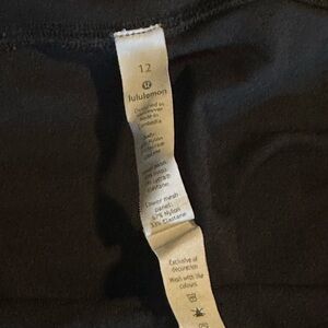 Size 12 Lululemon Wunder Under scallop hem 23inch